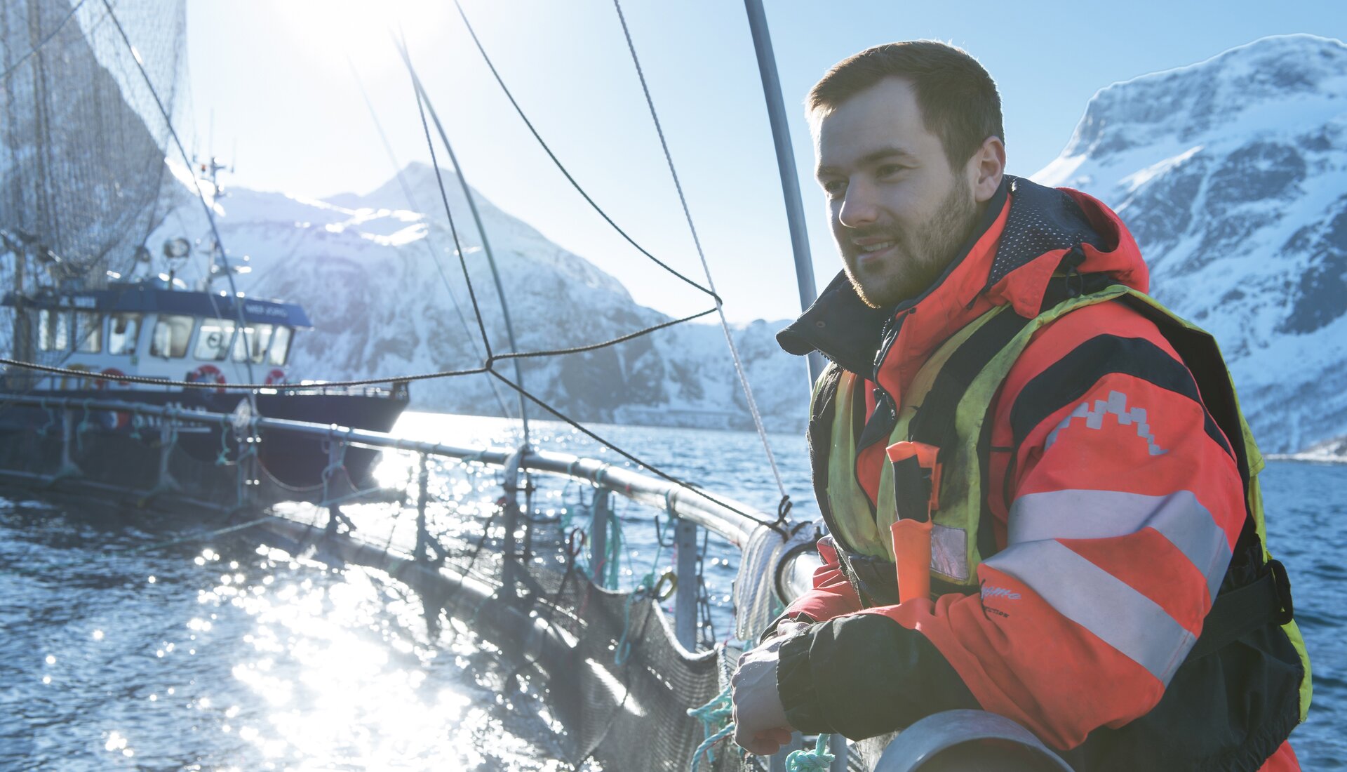 ผู้ชายเดินอยู่บนคอกสัตว์น้ำในทะเล