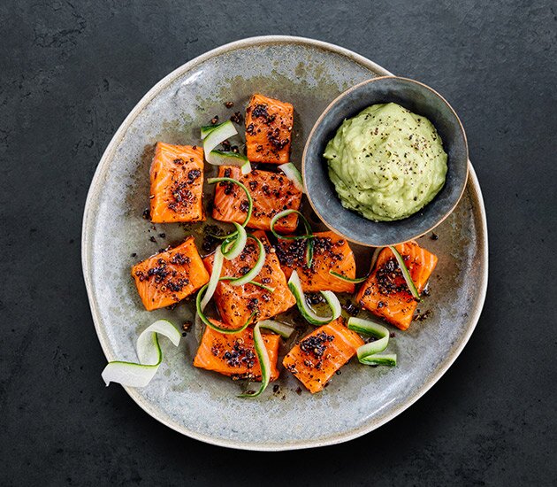 ฟยอร์ดเทราต์ราดซอสพริกไทยดำและครีมอโวคาโด