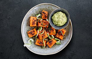 ฟยอร์ดเทราต์ราดซอสพริกไทยดำและครีมอโวคาโด