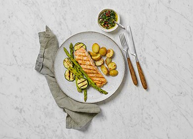 แซลมอนนอร์เวย์ทอดกับซอสซัลซ่าเวอร์เด้