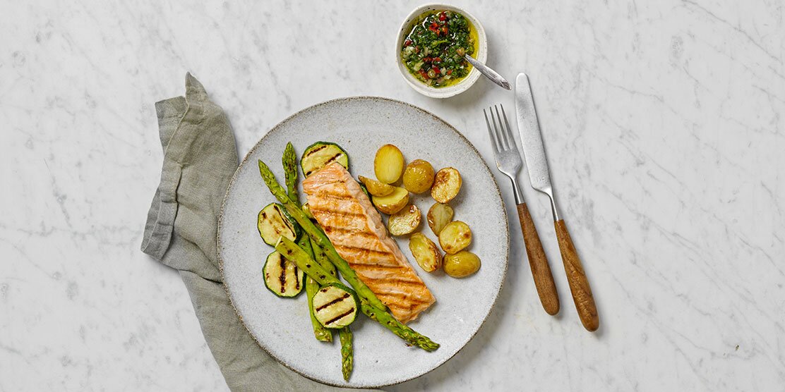 แซลมอนนอร์เวย์ทอดกับซอสซัลซ่าเวอร์เด้