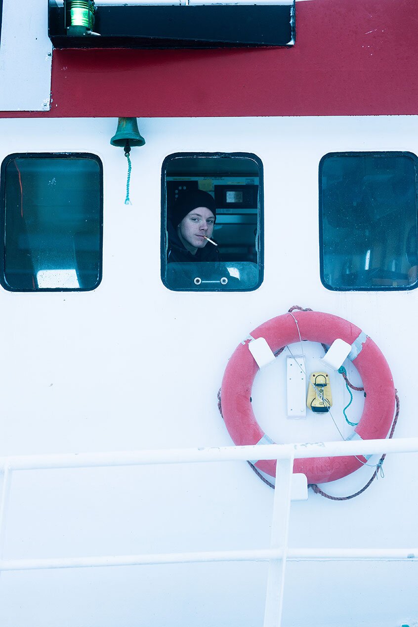 ชาวประมงในห้องควบคุมเรือ