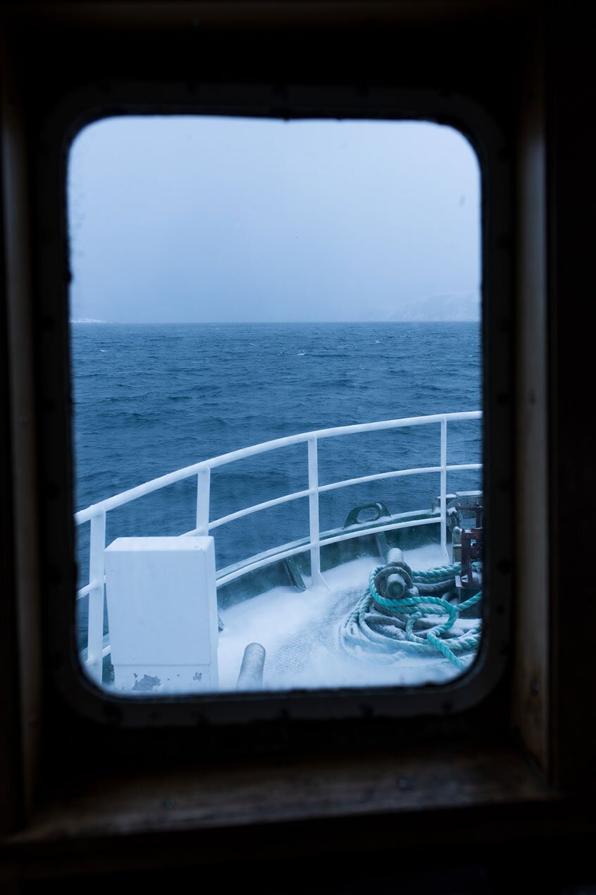 มองออกไปที่เรือที่นอกหน้าต่าง