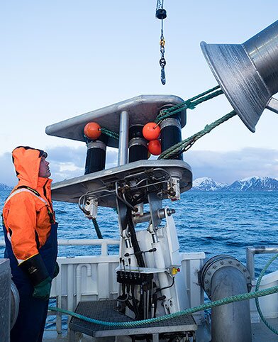 ชาวประมงตรวจดูว่าอุปกรณ์ทำงาน