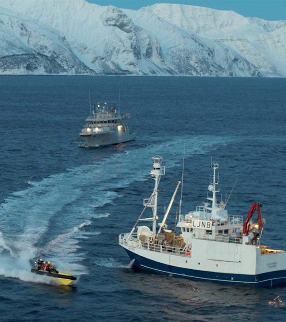 ยามชายฝั่งตรวจสอบเรือหาปลา